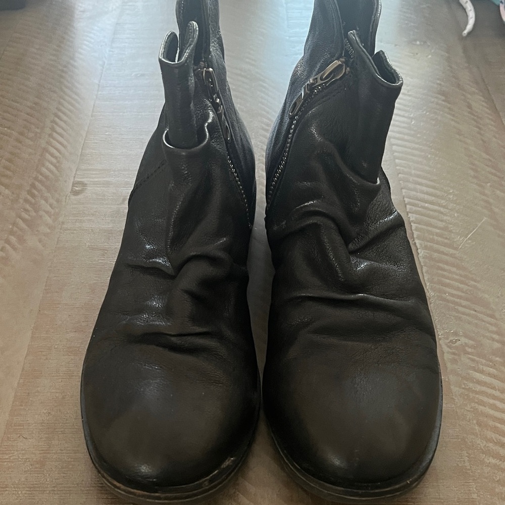 SOFFT Women’s Black Leather Ankle Boots with Zipper Size 7